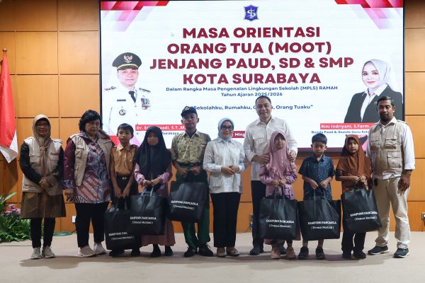 Wali Kota Surabaya Tekankan Peran Orang Tua dan Guru dalam Pembentukan Karakter Anak di Masa Orientasi