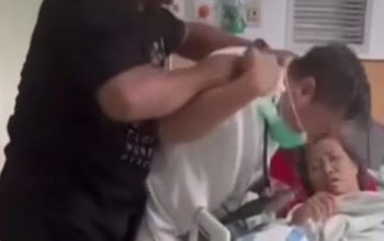 Tangkapan layar saat keluarga pasien paksa dokter buka masker. (Foto: Instagram)