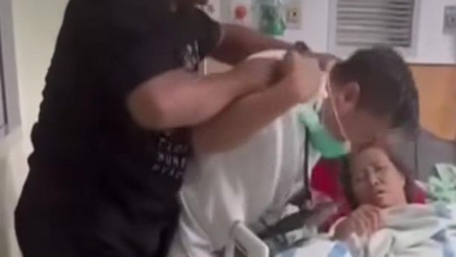 Tangkapan layar saat keluarga pasien paksa dokter buka masker. (Foto: Instagram)
