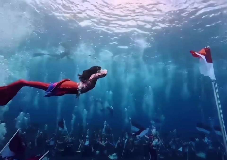 Lain dari Yang Lain, Gubernur Maluku Utara Upacara HUT ke-80 RI di Dalam Laut