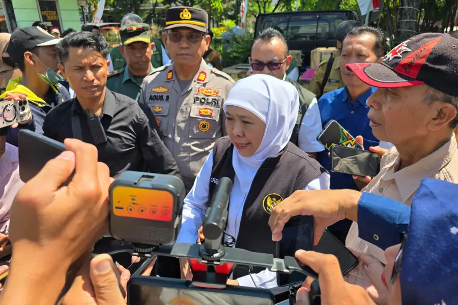 Spanduk Dukungan untuk Khofifah Bertebaran Jelang Demo di Surabaya