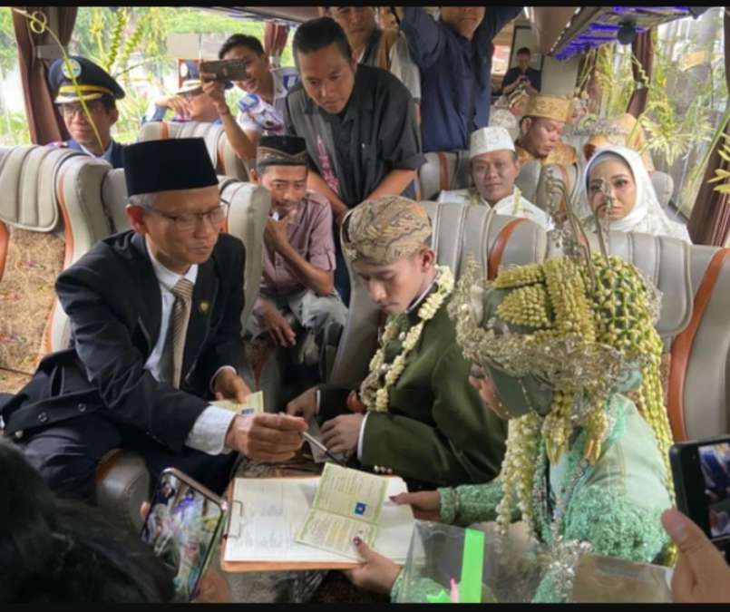 Unik, Enam Pasang Pengantin di Jogja Menikah Bersama di Dalam Bus