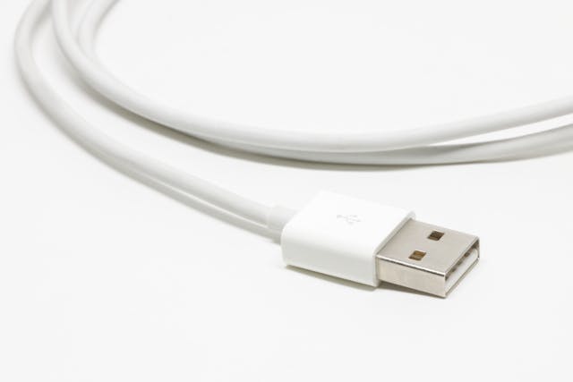 5 Penyebab Utama Kenapa Charger HP Panas Saat Dipakai