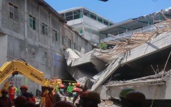 Tak Ada Tanda Kehidupan, Keluarga Santri Izinkan Alat Berat Bersihkan Reruntuhan