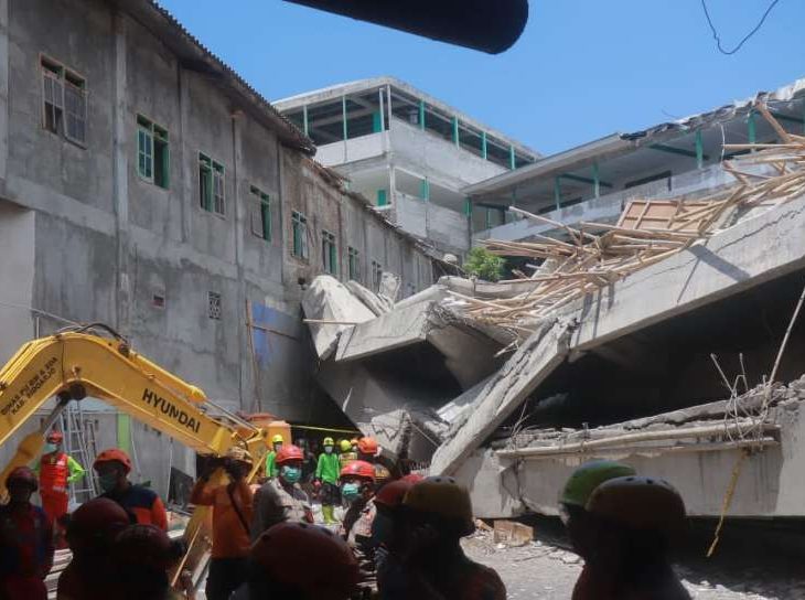 Tak Ada Tanda Kehidupan, Keluarga Santri Izinkan Alat Berat Bersihkan Reruntuhan