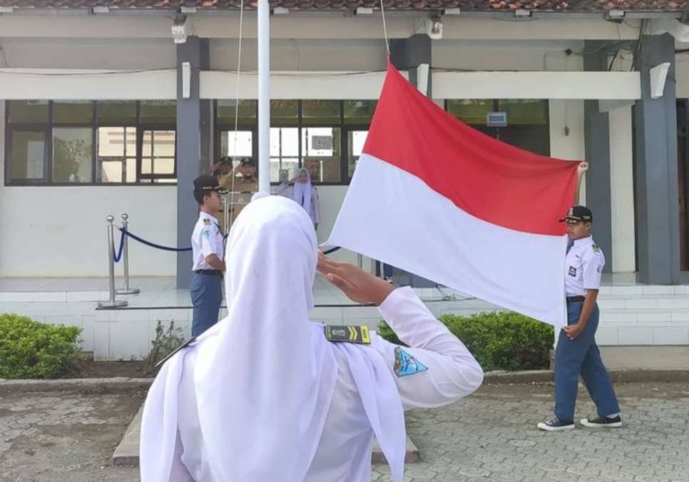 Beda Sikap saat Hormat Bendera, Puan Maharani jadi Sorotan, UU Jelaskan Seperti Ini!