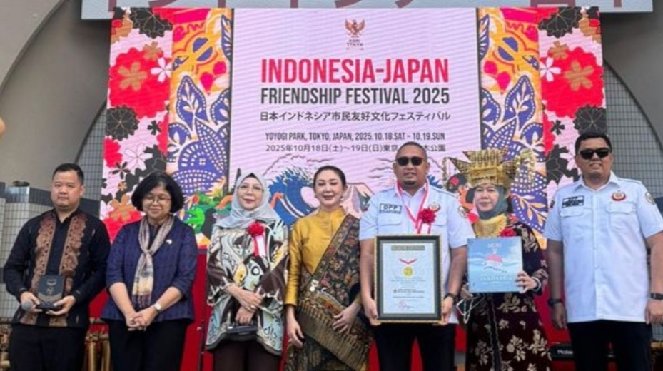 Ikatan Keluarga Minangkabau Pecahkan Rekor MURI, Masak 200 Kilogram Rendang di Jepang
