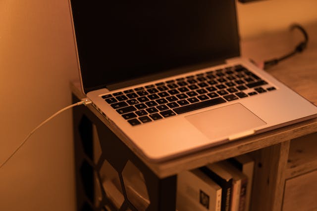 4 Kesalahan Fatal saat Charging Laptop yang Diam-diam Merusak Baterai