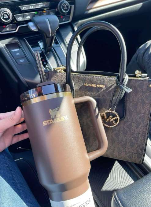 Saat Tumbler Jadi Cermin Status Sosial: Benarkah Kita Sedang Kehilangan Nilai Kemanusiaan?