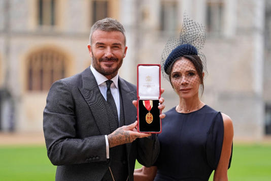 David Beckham Terima Gelar Kehormatan, Tampil Gagah dengan Jas Rancangan Victoria