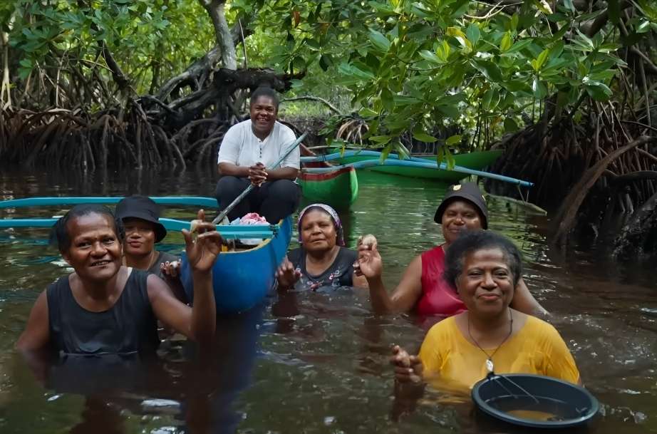 Transformasi Kampung Berseri Astra Enggros: Bangkitkan Ekologi, Ekonomi, dan Pendidikan Warga Pesisir Papua
