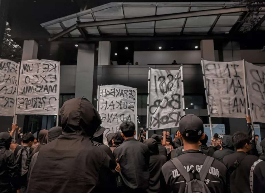 Desak Erick Thohir Mundur, Ultras Garuda Gelar Demo di Kantor PSSI