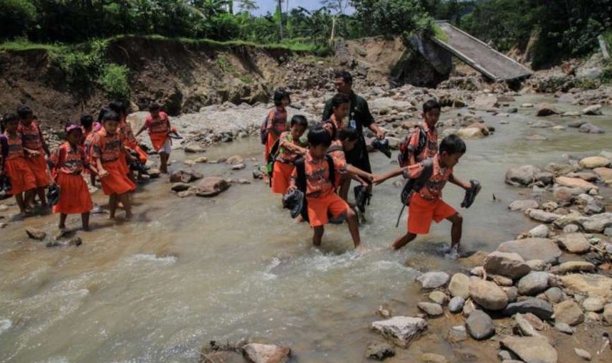 Lihat Anak Sekolah Lewat Jembatan Tali, Prabowo Buat Satgas Jembatan