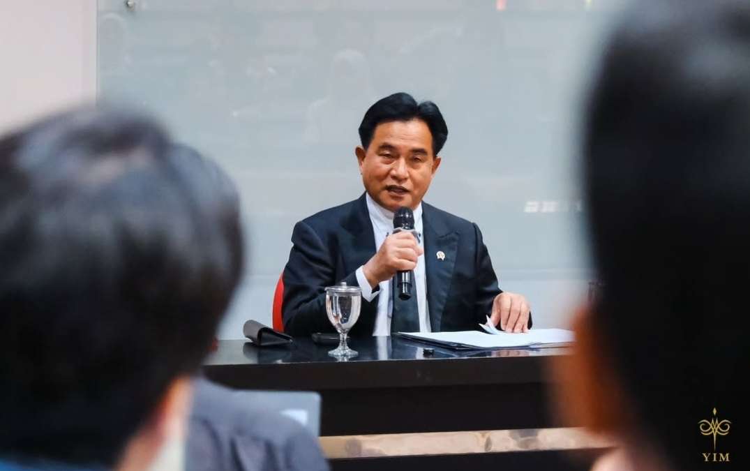 Yusril Ihza Mahendra Tandatangani Surat Pemulangan Napi Narkotika