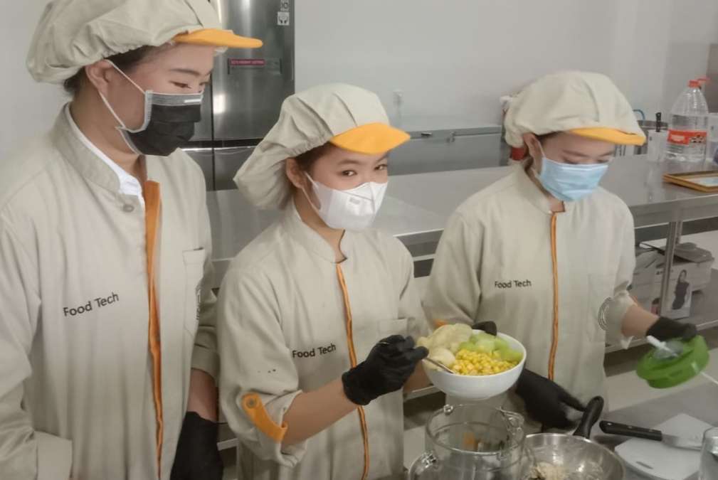 Keripik Sayur Asem Karya Mahasiswa UC Surabaya, Camilan Sehat yang Tetap Nikmat