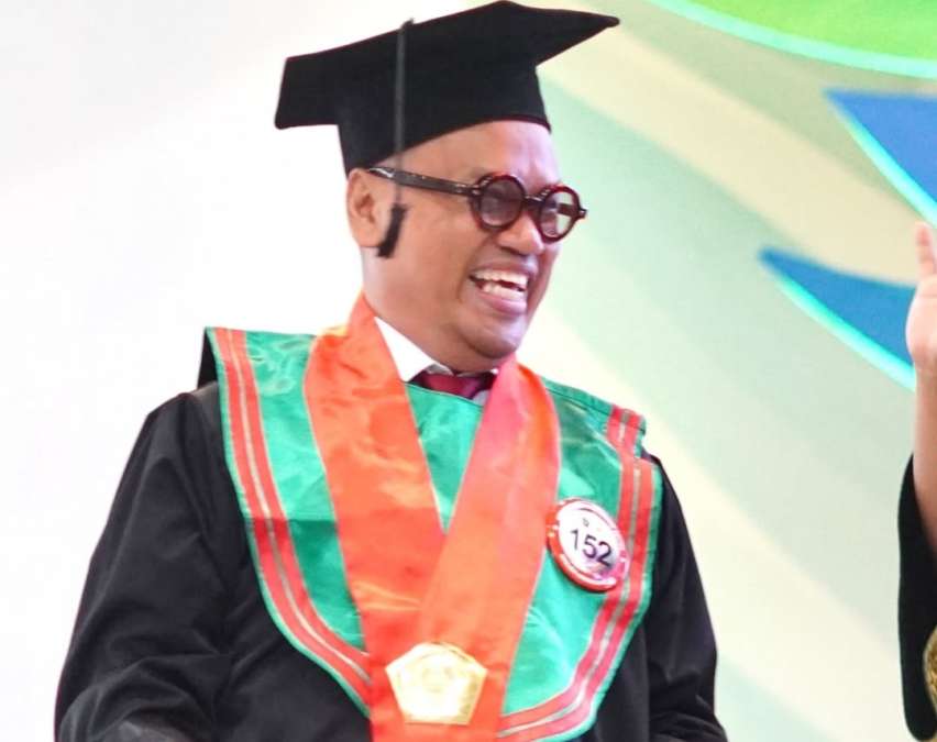 Uya Kuya Bagikan Momen Bahagia Wisuda S2