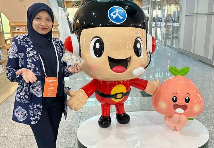 Guru SMPN 22 Surabaya Tampil di Konferensi Pendidikan Internasional Korea Selatan