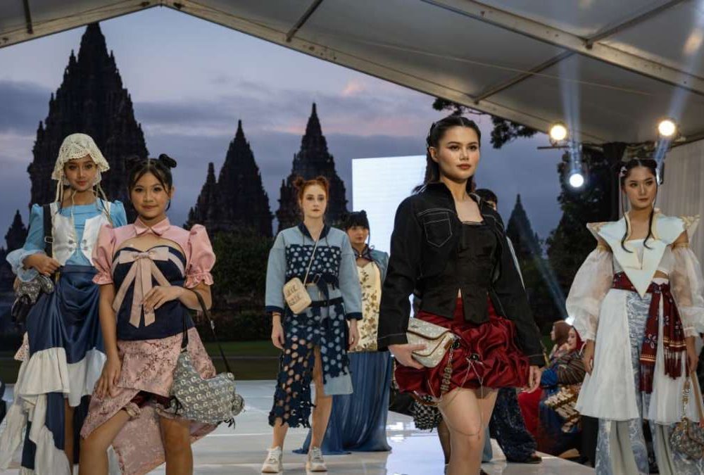 Mahasiswa UC Surabaya Gelar Peragaan Busana di Situs Sejarah Candi Prambanan, Kolaborasi Modernitas dan Warisan Budaya