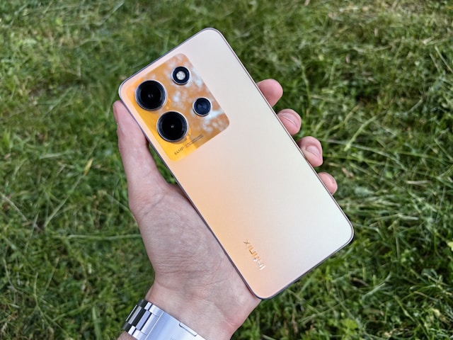 3 Kebiasaan Buruk yang Bikin Lensa Kamera HP Kamu Cepat Tergores dan Rusak Permanen