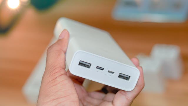 5 Bahaya Mengerikan Pakai Power Bank Abal-Abal