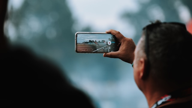 5 Keunggulan Layar HP yang Wajib Dimiliki Para Pekerja Outdoor di Tahun 2025