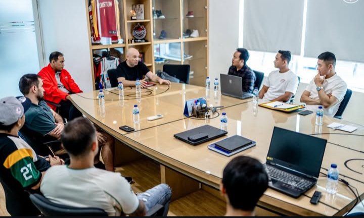 Bernardo Tavares menggelar meeting dengan tim pelatih dan manajemen Persebaya, Senin (5/1/2026). (Foto: Persebaya) 