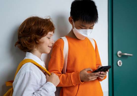 Pembatasan HP di Sekolah Terbukti Tingkatkan Interaksi dan Karakter Siswa Surabaya