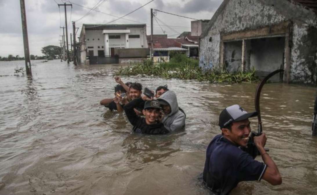 Warga Perumahan Subsidi di Bekasi Ini Diterjang Banjir Setinggi Leher Orang Dewasa