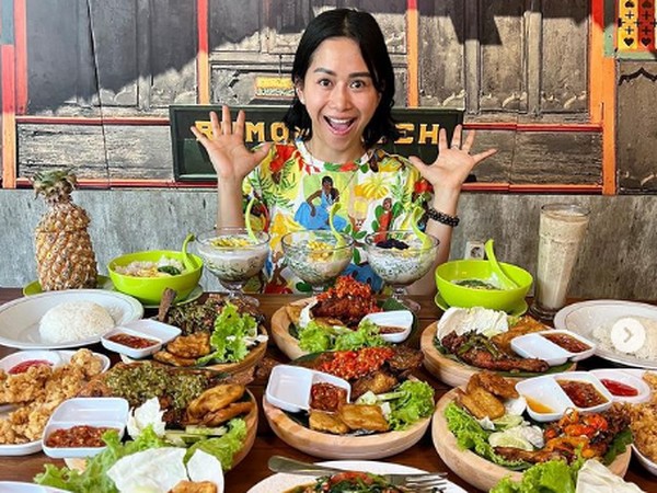 Food Vlogger Farida Nurhan Pensiun, Kanal YouTube-nya Ditawarkan Rp10 Miliar