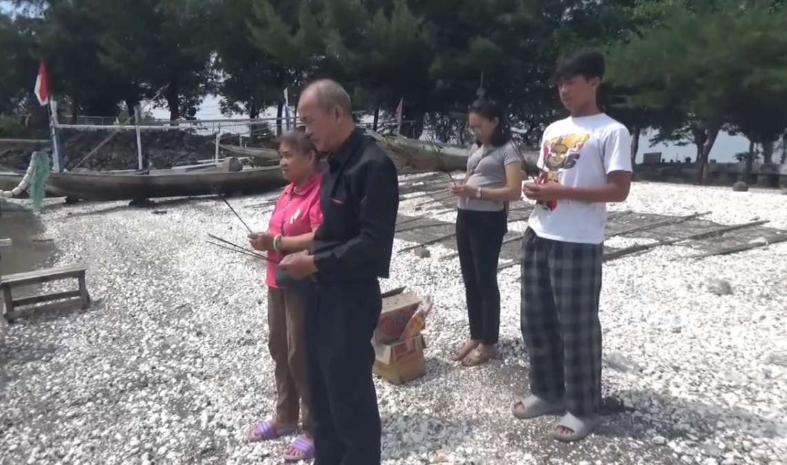 Sambut Imlek, Umat Tri Dharma Lakukan Larung Cisuak, Jadi Simbol Pembersihan Diri