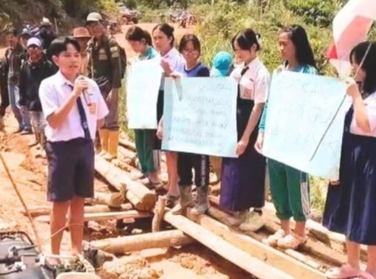 Tak Rela Lihat Kawannya Lewati Lumpur, Bocah SMP Nunukan Ini Orasi Minta Perbaikan Jalan