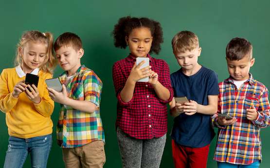 Pembatasan Gawai di Sekolah Surabaya Terbukti Tingkatkan Fokus dan Interaksi Siswa