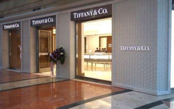 Direktorat Jenderal Bea dan Cukai menyegel tiga toko perhiasan mewah Tiffany & Co. di Jakarta karena dugaan pelanggaran administrasi impor barang bernilai tinggi. (Foto: Istimewa)