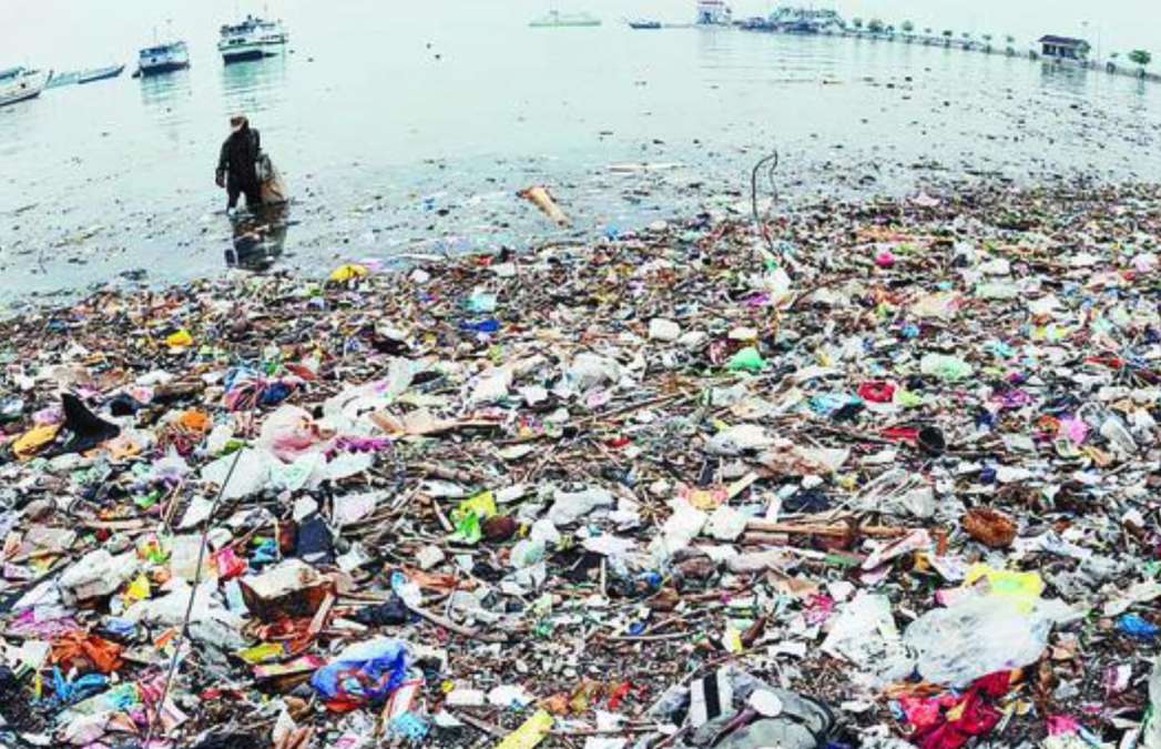 MUI Rilis Fatwa Haram untuk Buang Sampah di Sungai, Danau, dan Laut