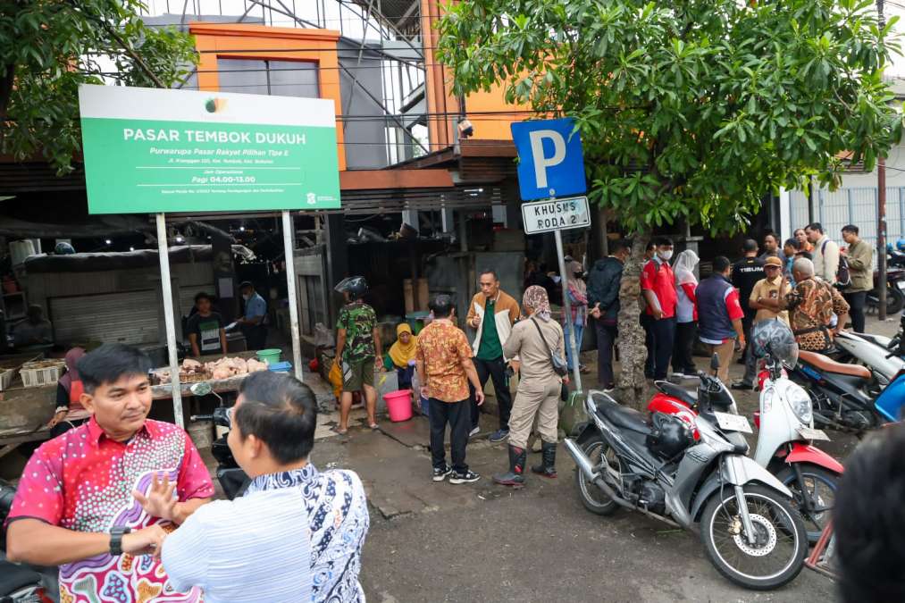 Pemkot Surabaya Tertibkan Pedagang Pasar Tumpah Masuk ke Pasar Tembok Dukuh