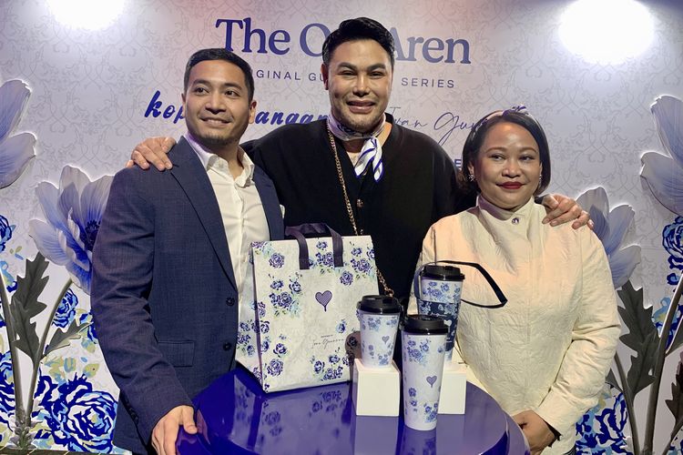 Gandeng Kopi Kenangan, Ivan Gunawan Hadirkan Koleksi Lebaran dengan Sentuhan Mawar Biru