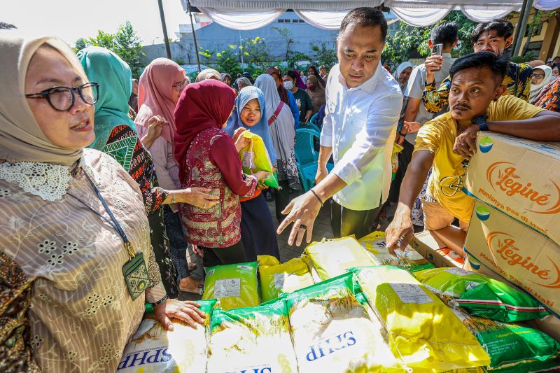 Warga Surabaya Serbu Pasar Murah, Wali Kota Eri Cahyadi Bagikan Sembako Gratis Saat Sidak
