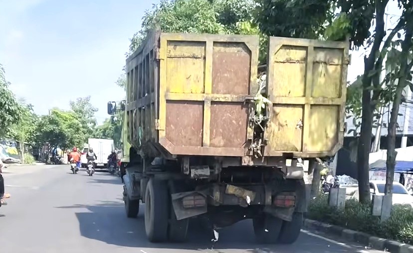 Viral Muatan Berhamburan DLH Surabaya Tegaskan Truk Pengangkut Sampah Wajib Tertutup dan Laik Jalan