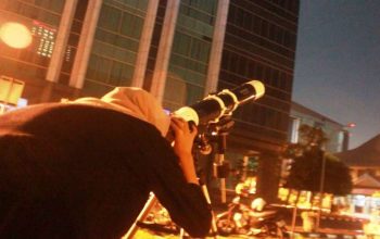 Mendung dan Gedung Tutupi Blood Moon, Mahasiswa Ilmu Falak UINSA Lakukan Pendataan