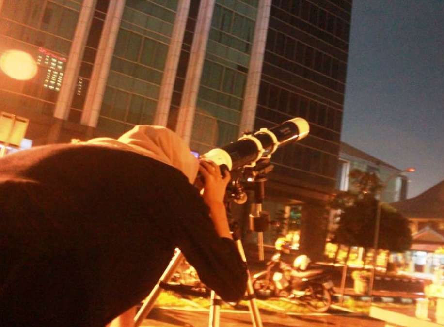 Mendung dan Gedung Tutupi Blood Moon, Mahasiswa Ilmu Falak UINSA Lakukan Pendataan