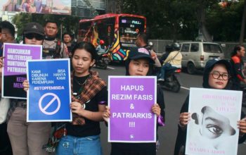 Puluhan Perempuan Gelar Aksi Women’s Day di Grahadi, Berikut Poin Krusial Tuntutannya!