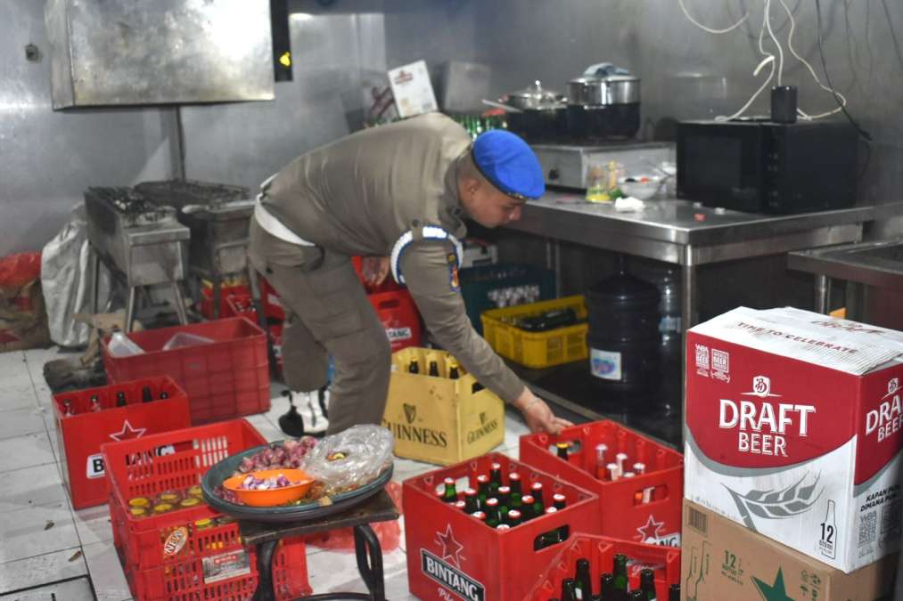 Nakal, Satpol PP Surabaya Gerebek Resto Sediakan Miras selama Ramadan