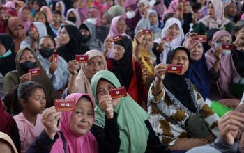 Zakat Rp18 Miliar Mengalir! Eri Tegaskan Masjid Cheng Hoo Perekat Kebersamaan Surabaya