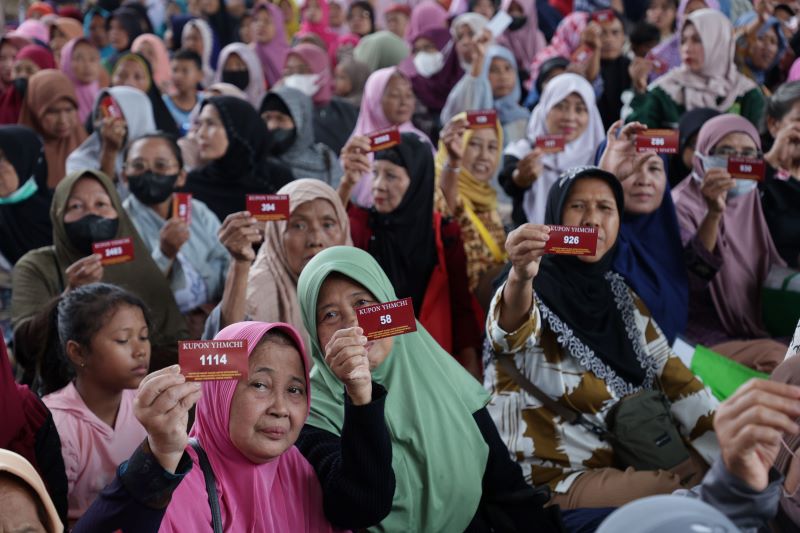 Zakat Rp18 Miliar Mengalir! Eri Tegaskan Masjid Cheng Hoo Perekat Kebersamaan Surabaya