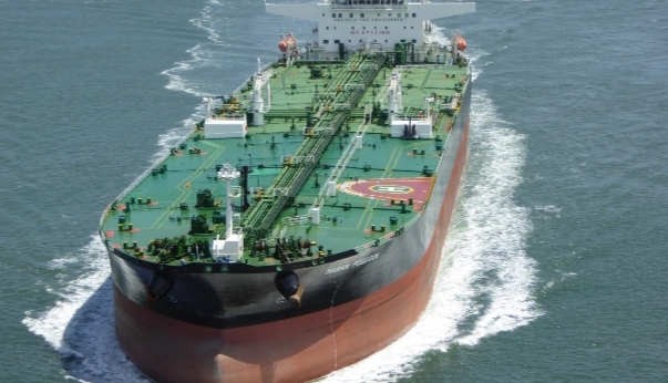 Sehari Setelah AS Blokade Hormuz, Terlihat 3 Kapal Keluar Melintas