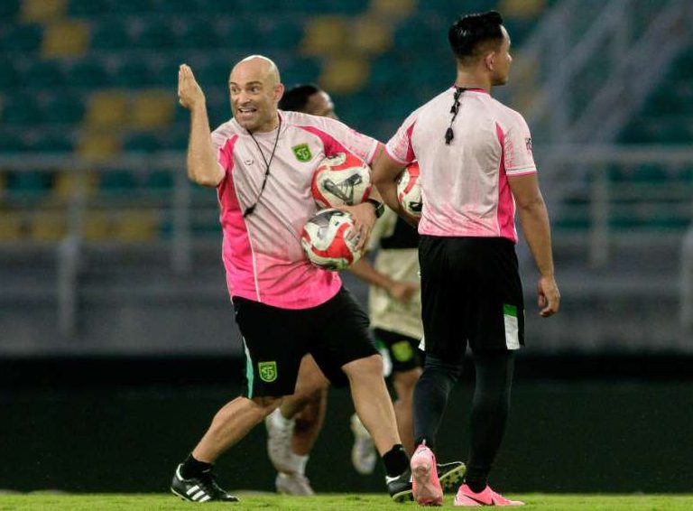 Pelatih Persebaya Surabaya Bernardo Tavares siap meracik permainan terbaik anak asuhnya demi meraih kemenangan di kandang saat menjamu Madura United. (Foto: Persebaya)