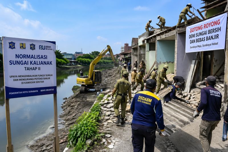 Normalisasi Sungai Kalianak Tahap II Dilanjutkan, Pemkot Surabaya Bongkar Bangunan dan Dampingi Warga Secara Humanis