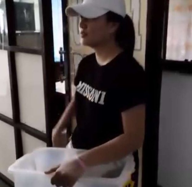 Kisah Inspiratif Dari Nadine Asal Minahasa, Meski Cantik Jualan Kue Keliling Kantor Dinas