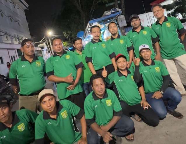 Bagikan Polo Persebaya untuk Seragam Penjual Nasgor di Manukan, AZA Ciptakan Tribun Sego Goreng
