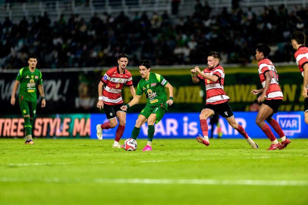 Persebaya Dominan, Madura United Justru Bawa Pulang Tiga Poin dari GBT